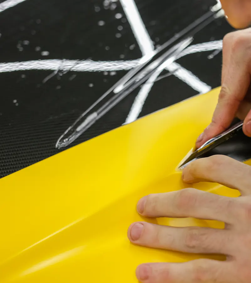 Instalación de vinilo para coches realizada por especialistas en Valencia