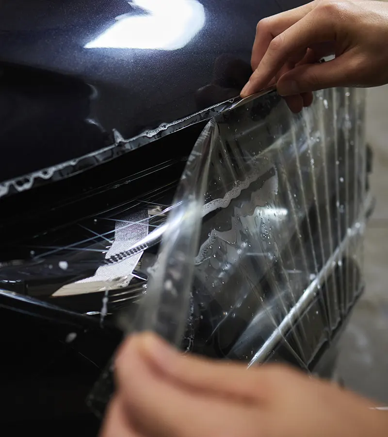 Instalación de film PPF en faro de coche en Valencia