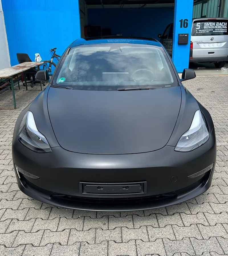 Proceso de vinilar un coche en Valencia con instalación profesional y acabado premium.
